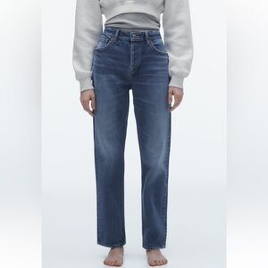 Zara MID-RISE TRF STRAIGHT CUT LOOSE FIT JEANS. Blue. Size US 2. New with Tags.